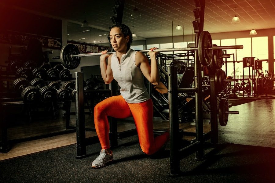 woman-kneeling-with-barbel-on-shoulders-3076514_900x600-min